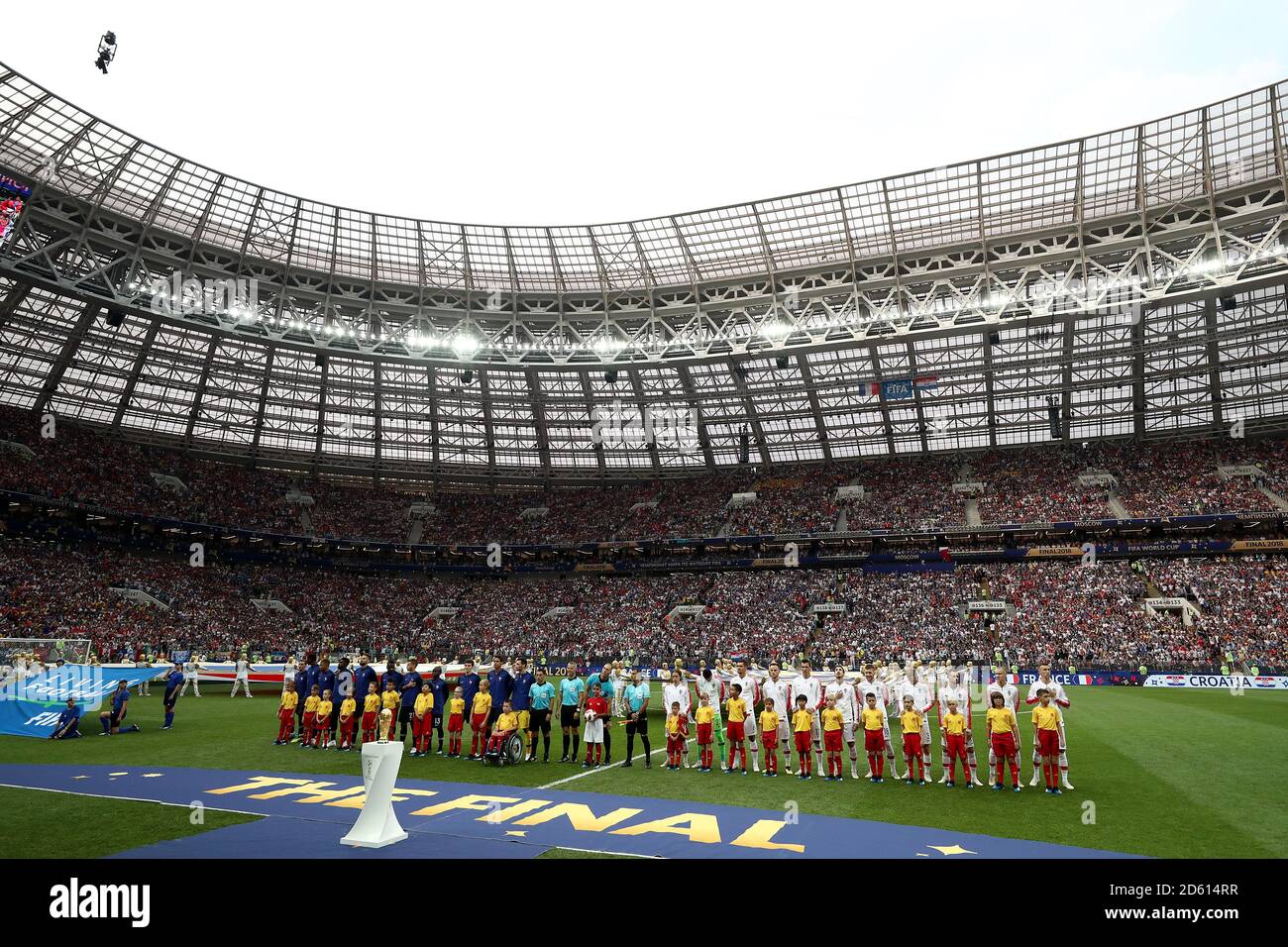 Die Spieler Frankreichs und Kroatiens stehen vor dem Finale der FIFA Fußball-Weltmeisterschaft 2018 im Luzhniki-Stadion in Moskau am 15. Juli 2018 an Stockfoto