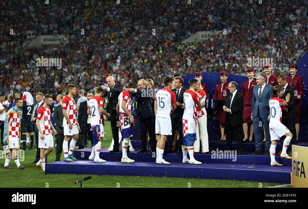 Kroatische Spieler sammeln nach dem Finale der FIFA Fußball-Weltmeisterschaft 2018 im Luzhniki-Stadion in Moskau am 15. Juli 2018 ihre Nächstplatzierten von FIFA-Präsident Gianni Infantino, dem russischen Präsidenten Wladimir Putin, dem französischen Präsidenten Emmanuel Macron, dem kroatischen Präsidenten Kolinda Grabar-Kitarovic und dem Präsidenten des kroatischen Fußballverbands davor Suker Stockfoto