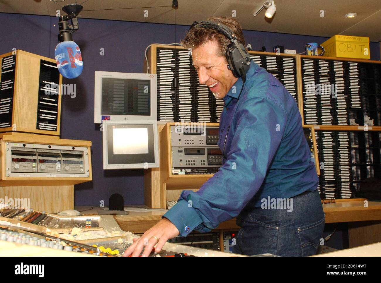 Capital Radio DJ Dr. Fox im Capital Radio Studio In London Leicester Square zum 9. Jahrestag der Die Pepsi Chart Show moderiert von Fox Stockfoto