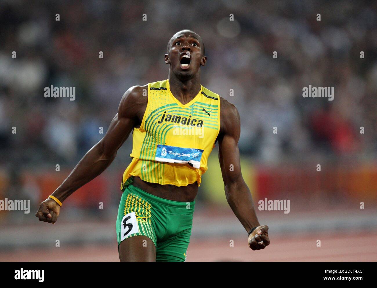 Datei Foto: Usain Bolt probiert für die australische Fußballmannschaft Central Coast Mariners aus. Jamaikas Usain Bolt feiert den Sieg im 200-m-Finale der Männer. ... Olympische Spiele - Peking Olympische Spiele 2008 - Tag Zwölf ... 20-08-2008 ... Peking ... China ... Bildnachweis sollte lauten: John Walton/EMPICS Sport. Eindeutige Referenz-Nr. 6259398 ... Stockfoto