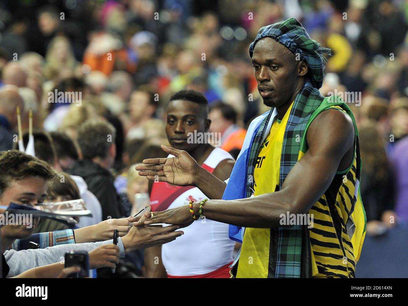 Datei Foto: Usain Bolt probiert für die australische Fußballmannschaft Central Coast Mariners aus. Jamaikas Usain Bolt trägt Tartan, als er mit Fans feiert, nachdem er die 4x100-m-Staffel der Männer gewonnen hat ... Sport - 2014 Commonwealth Games - Tag Zehn ... 02-08-2014 ... Glasgow - Hampden Park ... Vereinigtes Königreich ... Bildnachweis sollte lauten: EMPICS Sport / EMPICS Sport. Eindeutige Referenz-Nr. 20559028 ... Stockfoto