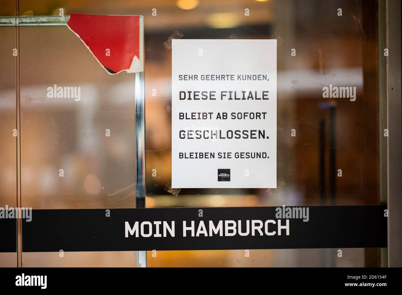 Hamburg, Deutschland. Oktober 2020. Ein Zettel mit der Aufschrift "Liebe Kunden, diese Filiale wird mit sofortiger Wirkung geschlossen. Bleiben Sie bei guter Gesundheit." hängt im Fenster eines Karstadt Sport-Geschäfts in der Mönckebergstraße. Nach der Schließung der beiden großen Kaufhäuser Galeria Kaufhof Karstadt und Karstadt Sport in der Hamburger Innenstadt sucht der Handel nach neuen Konzepten. Quelle: Daniel Reinhardt/dpa/Alamy Live News Stockfoto
