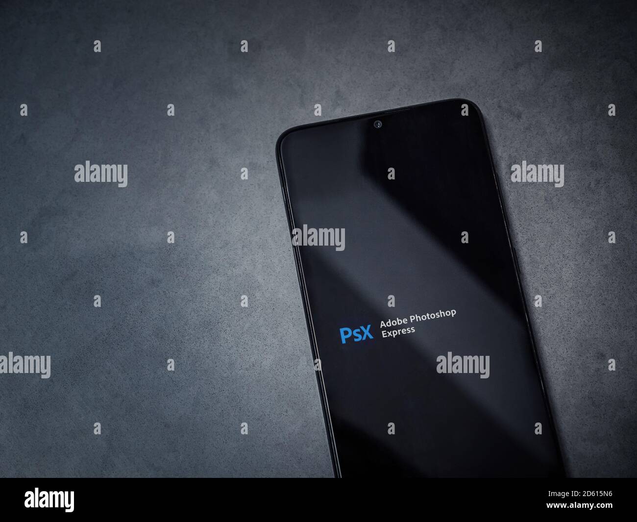 LOD, Israel - 8. Juli 2020: Adobe Photoshop Express Photo Editor App Launch Screen mit Logo auf dem Display eines schwarzen mobilen Smartphones auf einem dunklen mar Stockfoto