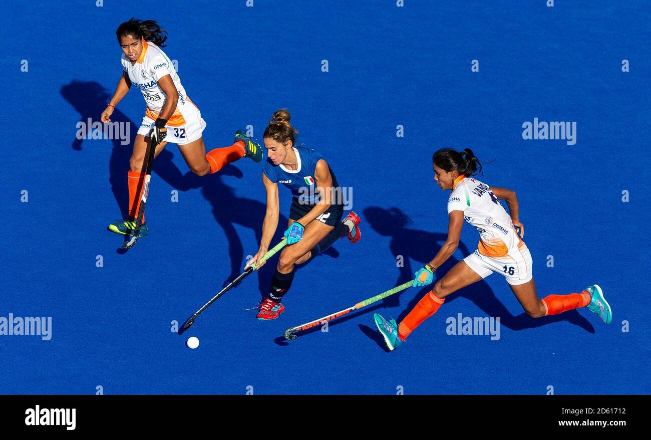 Marcela Casale In Italien Und Neha Goyal Und Vandana Katariya In Indien In Aktion Stockfotografie Alamy