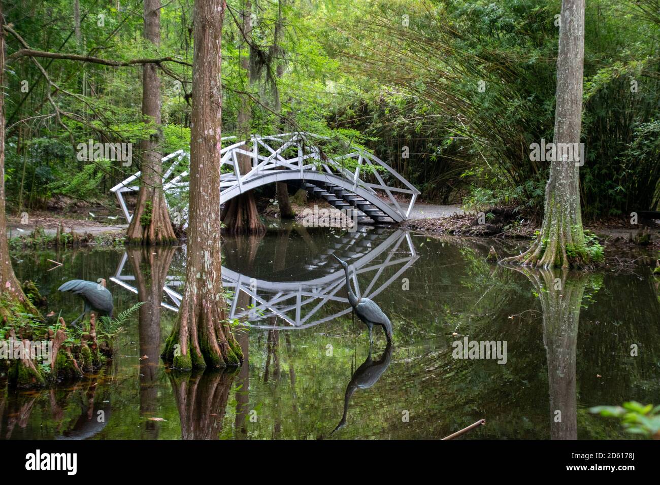 Eine weiße Holzbogenbrücke von der Magnolia Plantation und Gärten Stockfoto