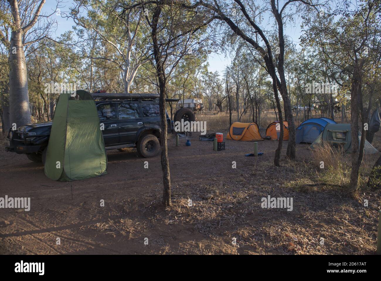 DARWIN, AUSTRALIEN - 16. Jul 2020: Ein SUV oder vier mal vier Zeltcampingplatz im abgelegenen Outback von Australien Stockfoto