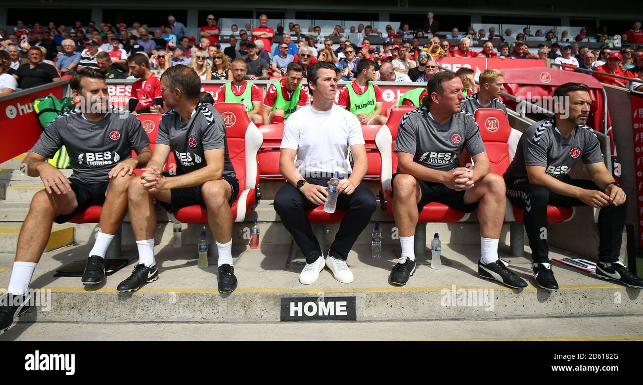 Fleetwood Town Manager Joey Barton (Mitte) Stockfoto