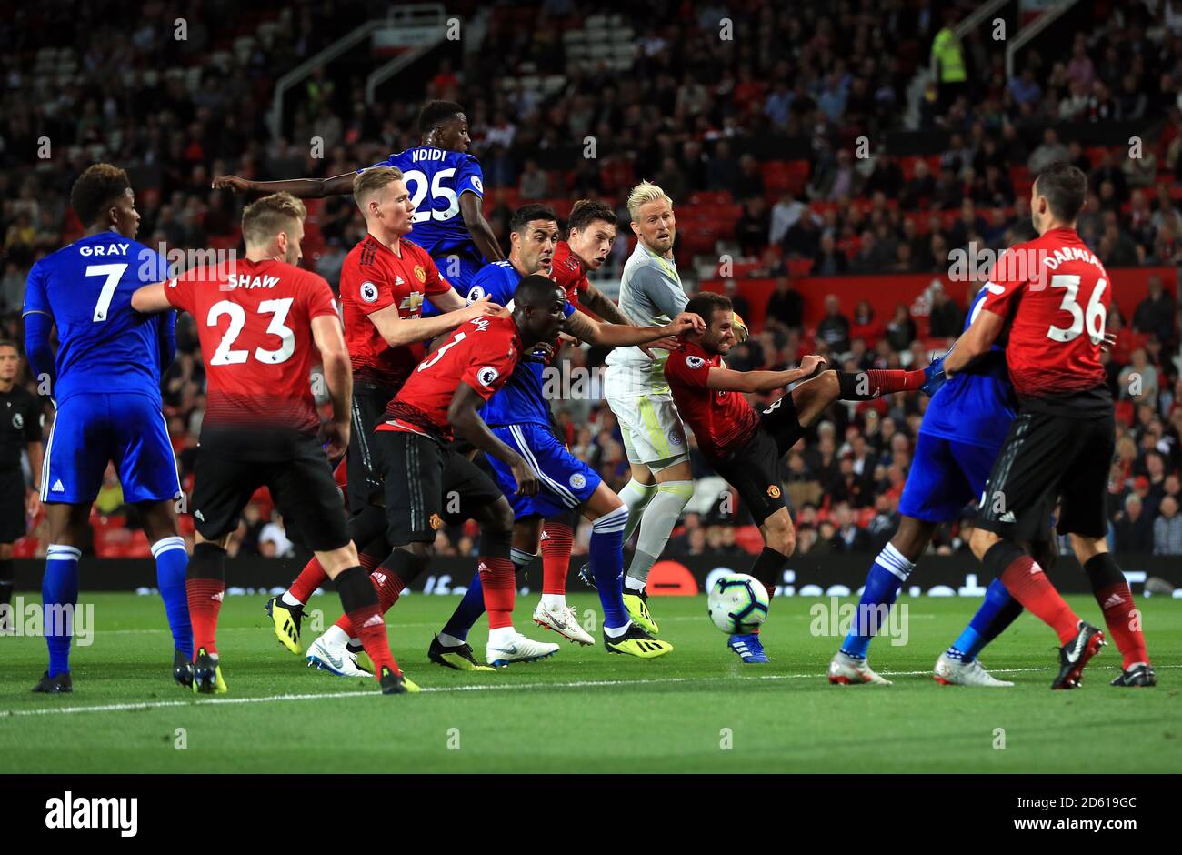 Leicester City Torhüter Kasper Schmeichel (Mitte) führt den Ball weit Des Manchester United-Tores Stockfoto