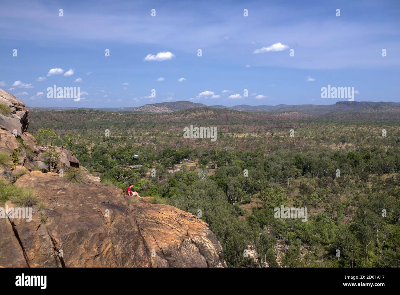 Mädchen auf einem Felsvorsprung am Rand des Böschung Stockfoto