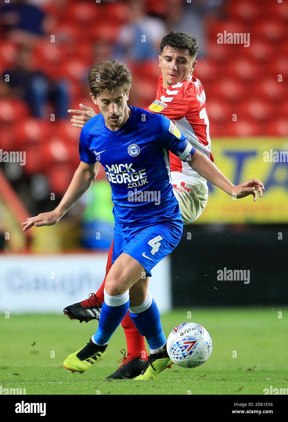 Alex Woodyard von Peterborough United (vorne) in Aktion Stockfoto