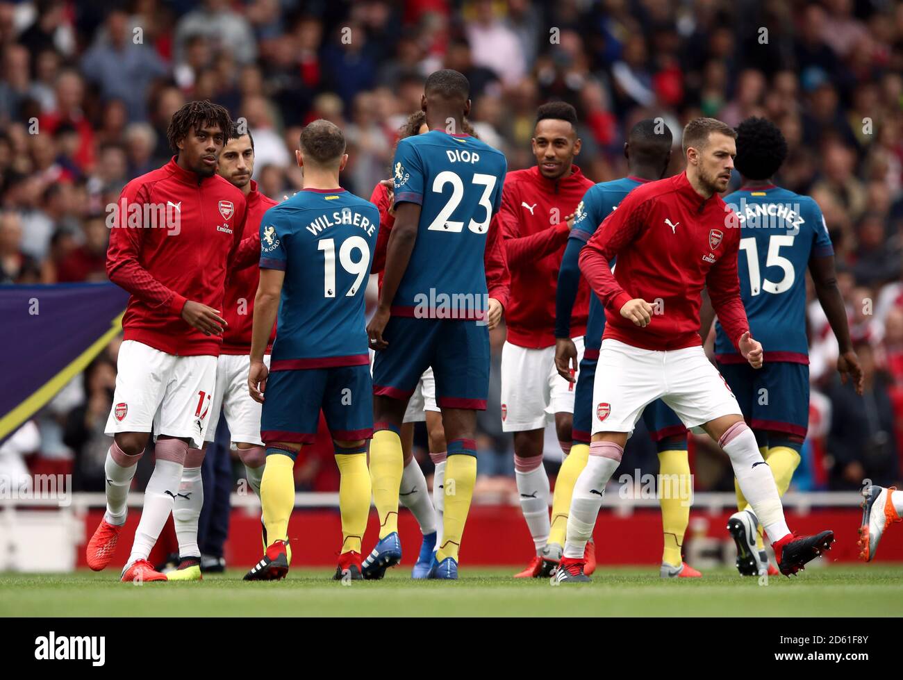 Jack Wilshere von West Ham United schüttelt sich die Hände mit Alex von Arsenal Iwobi vor dem Spiel Stockfoto