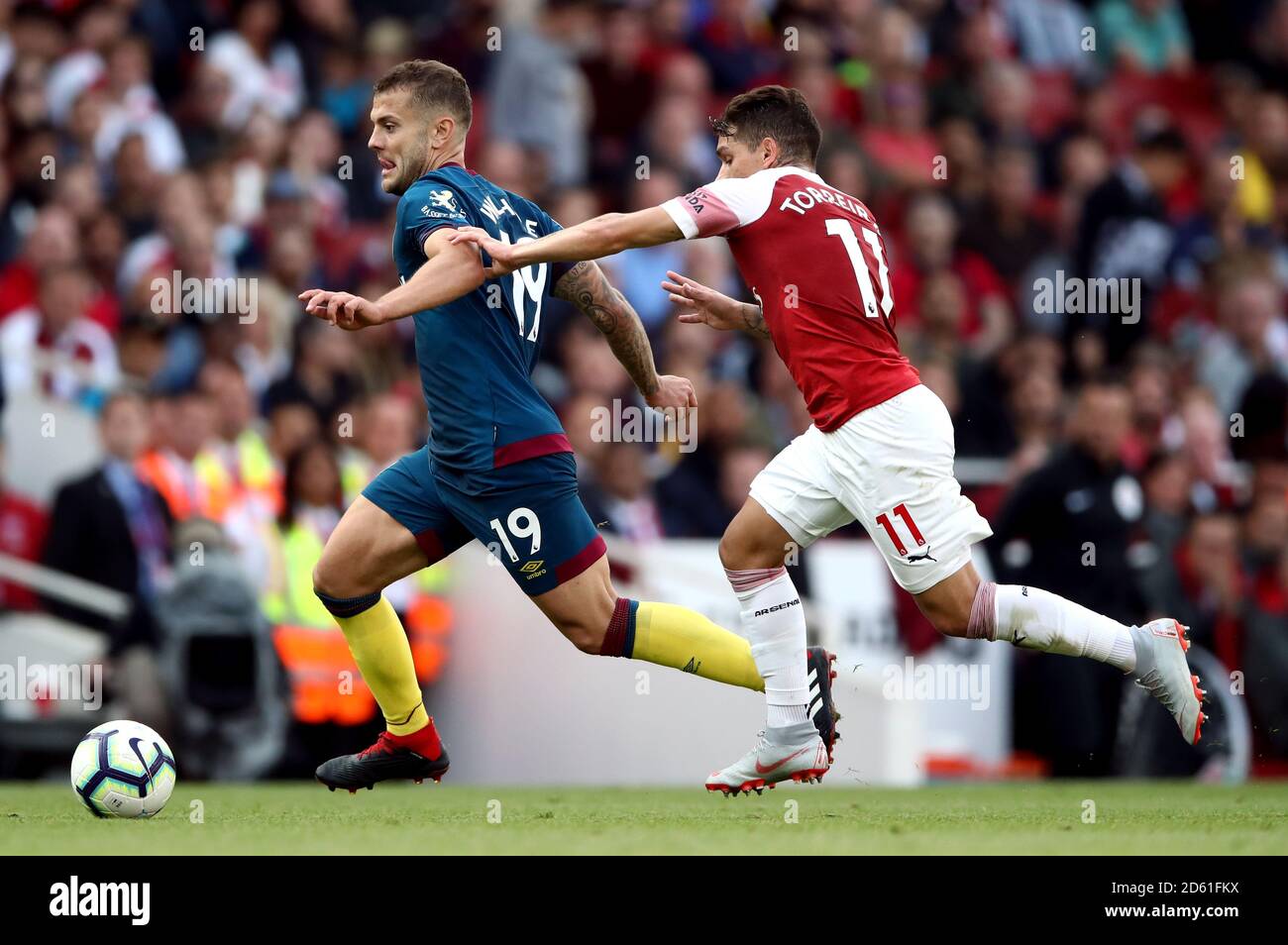 Jack Wilshere von West Ham United (links) und Lucas Torreira von Arsenal Kampf um den Ball Stockfoto
