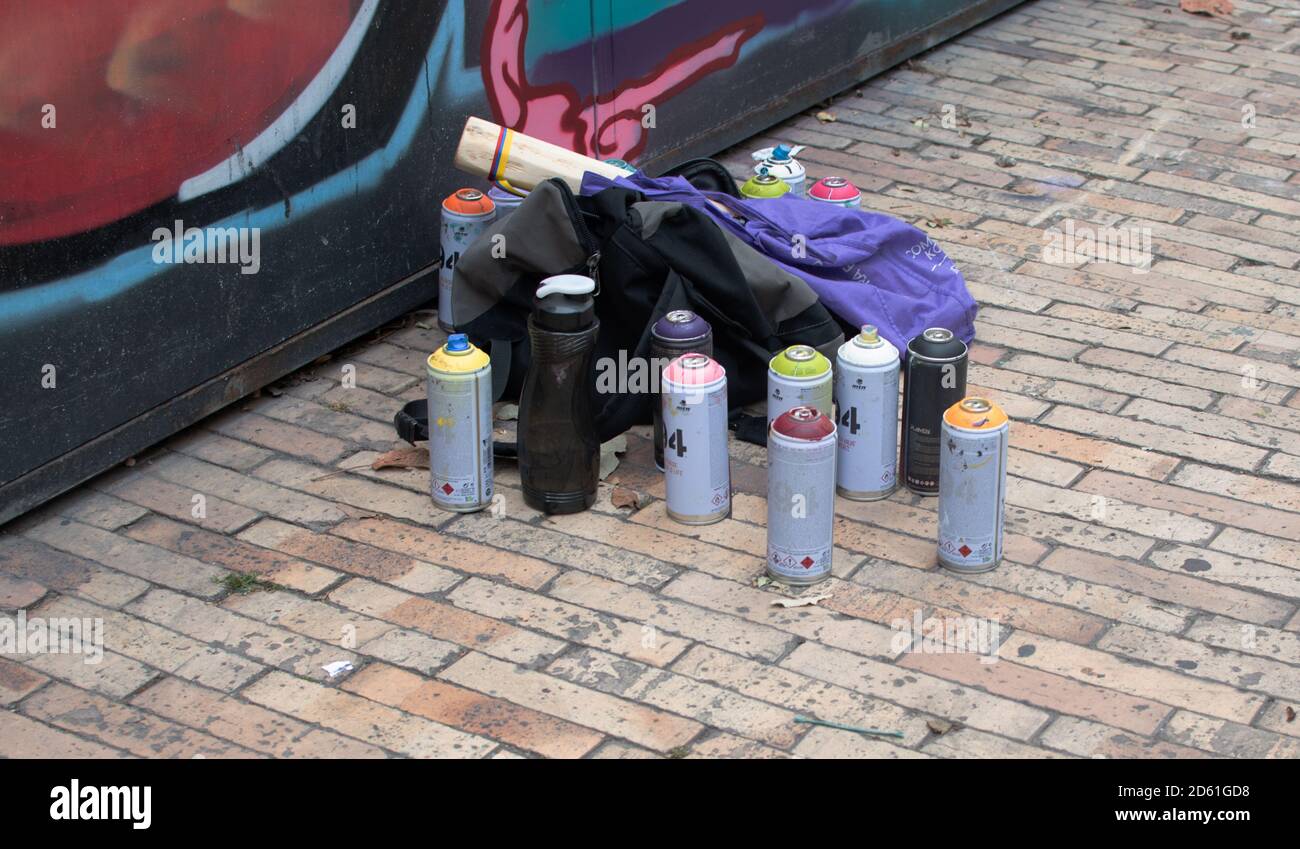 Aerosoldosen von Graffiti-Künstler in bogota Zentrum Stockfoto