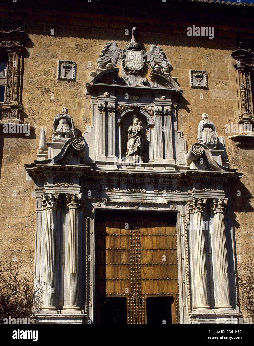 Spanien, Andalusien, Granada. Royal Hospital. Es wurde von den katholischen Monarchen gegründet, die das Gebäude im Jahr 1504 in Betrieb nehmen. Entworfen vom Architekten Enrique Egas, wurde es 1511 gebaut. Blick auf die Renaissance-Fassade mit plateresker Dekoration und barockem Portikus. Die Fassade wurde mit Marmor aus Sierra Elvira gebaut und von Juan Garcia de Pradas ausgeführt. Vier korinthische Säulen und darüber das Bild der Jungfrau Maria und die Statuen von Isabel und Fernando in kniender Position, von Alonso Mena modelliert. Das Wappen der Katholischen Könige befindet sich im oberen Teil. Stockfoto