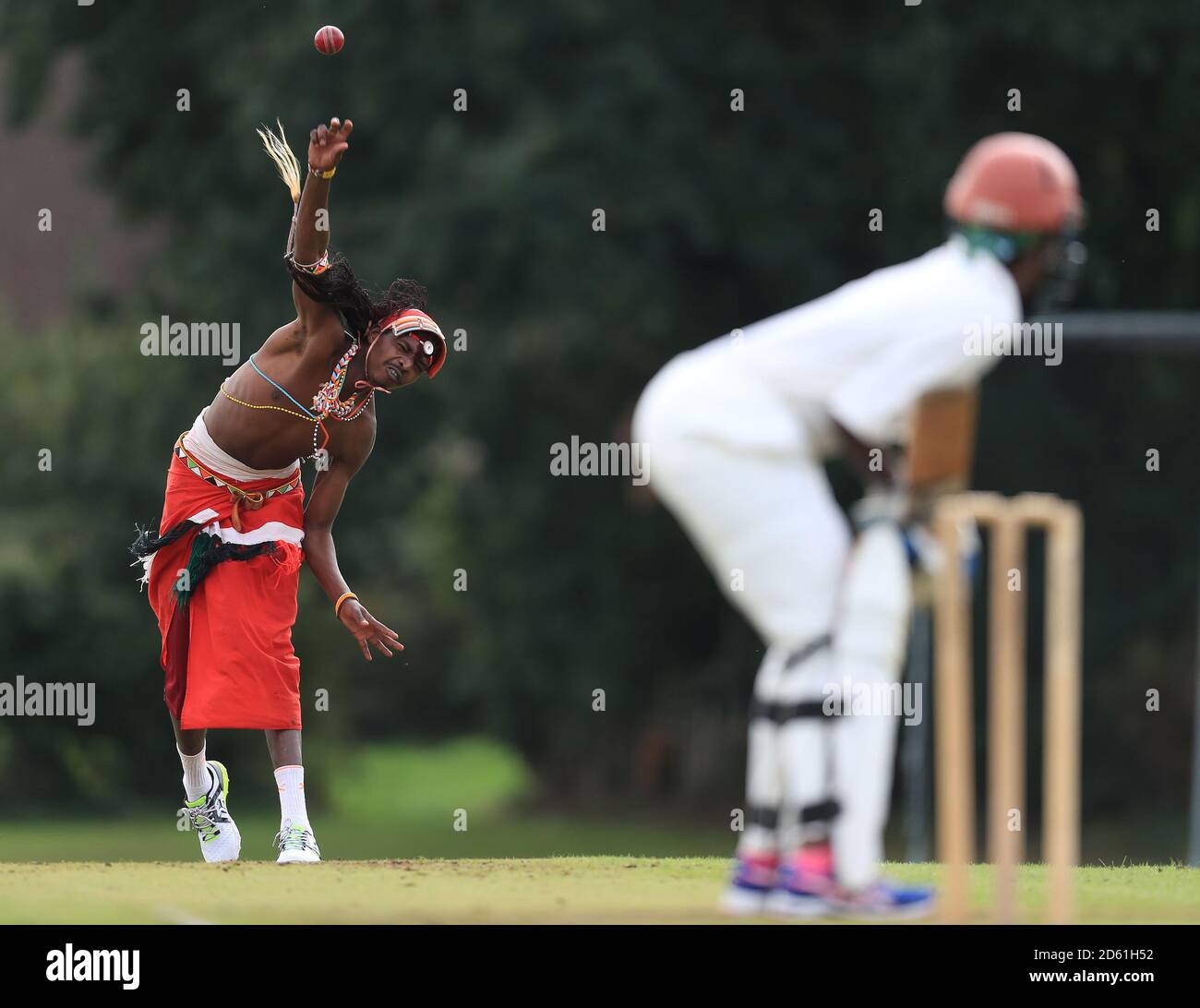 Die Cricket-Mannschaft der Maasai Warriors spielt gegen den Vale of Belvoir Cricket Club während ihrer UK-Tour, um das Bewusstsein für Geschlechterungleichheit, die End FGM Kampagne, Hassverbrechen, moderne Sklaverei, Erhaltung und Förderung ihrer Kultur und ihres Landes Kenia zu schärfen Stockfoto