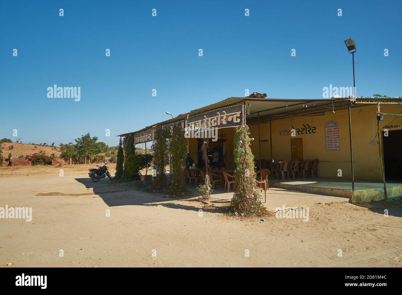 Ein typisches Highway 'haba' oder Restaurant auf den Straßen von Gujarat, Indien. Highway Dhabas in Indien sind berühmt für ihre dampfenden heißen leckeren Speisen. Stockfoto