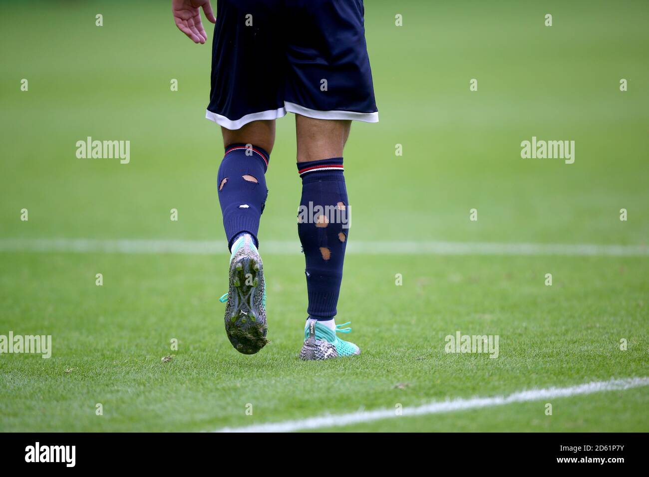 Walsall's Josh Ginnelly mit Löchern in seinen Socken Stockfoto