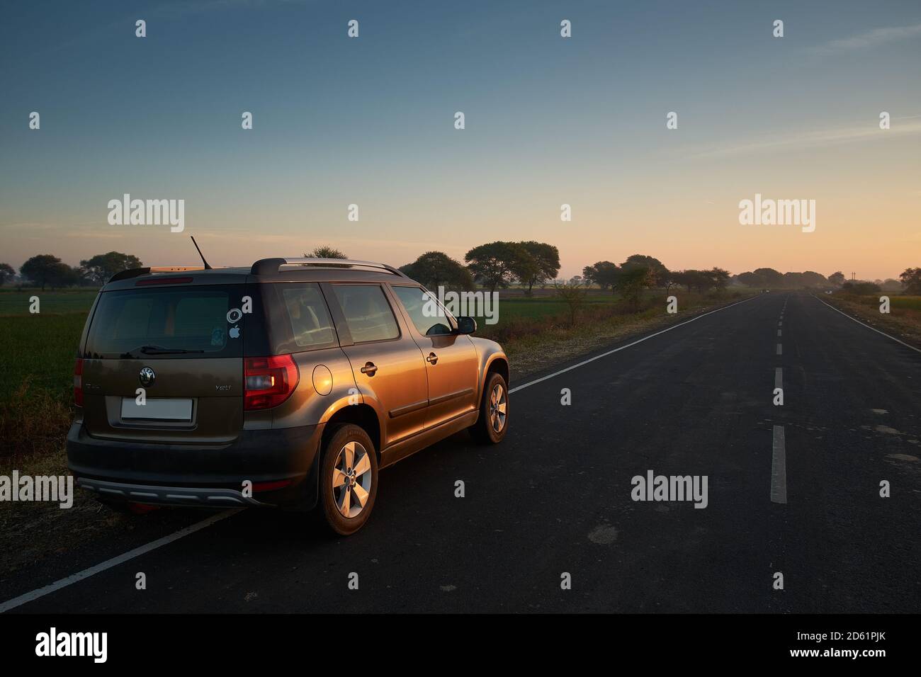 Auf einer ländlichen Autobahn in Madhya Pradesh während der Straße stolpern und Blick auf die Reise vor. Stockfoto