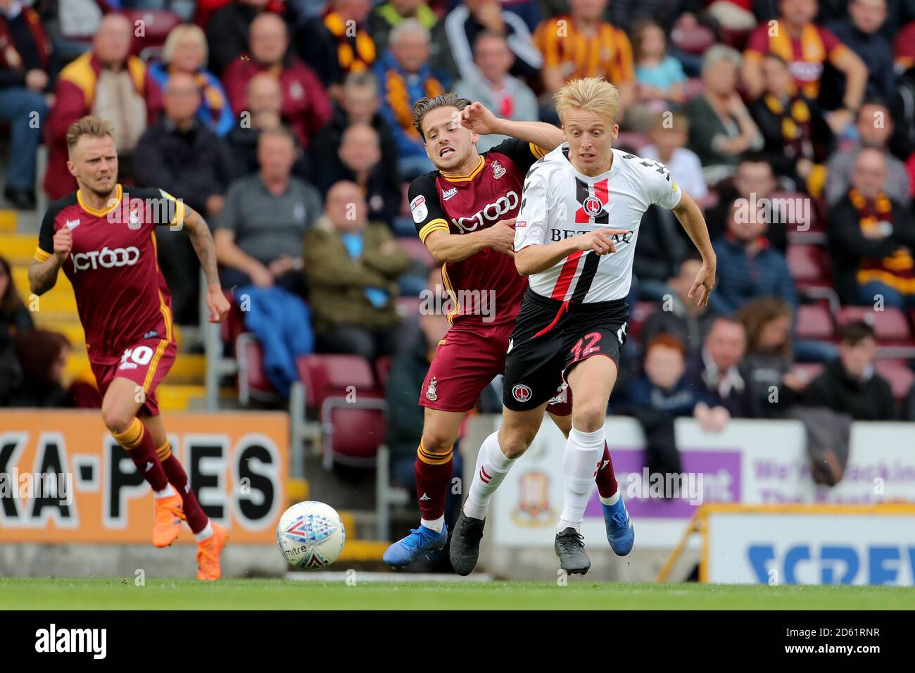 Charlton Athletic's George Ladslie (rechts) hält vor Bradford City's Jack Payne Stockfoto