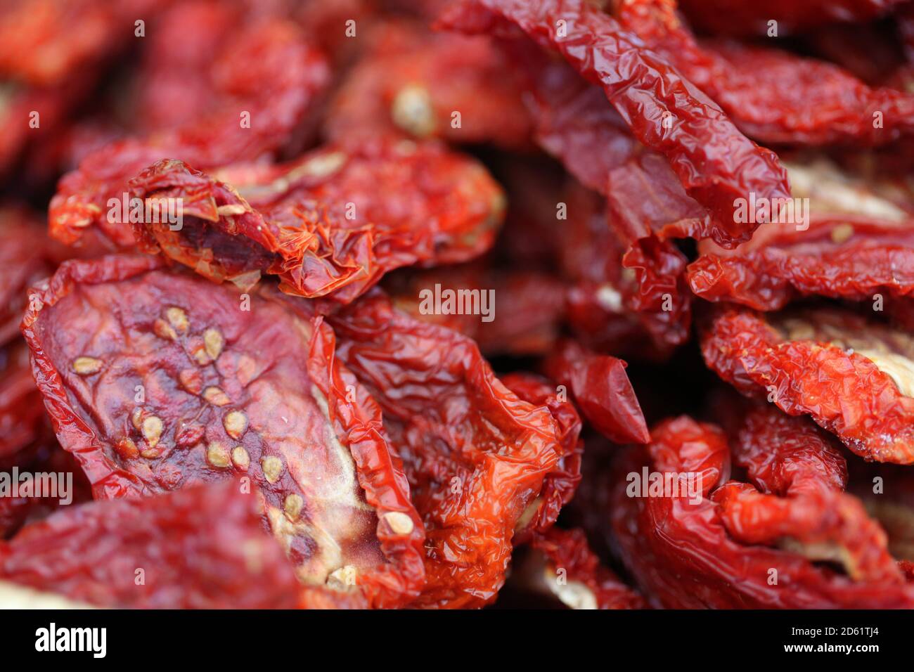 Hausgemachte sonnengetrocknete Tomaten Draufsicht. Selektiv fokus. Food Hintergrund mit viel roten Laterne Tomate und freien Platz für Ihren Text. Viele ganze Drien Stockfoto