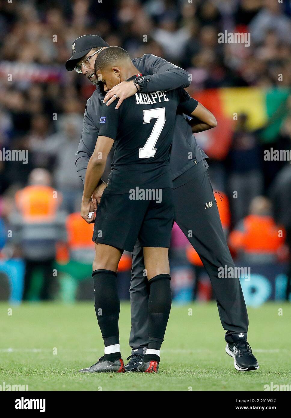 Liverpool-Manager Jurgen Klopp (zurück) mit Kylian Mbappe von Paris Saint-Germain Nach der letzten Pfeife Stockfoto