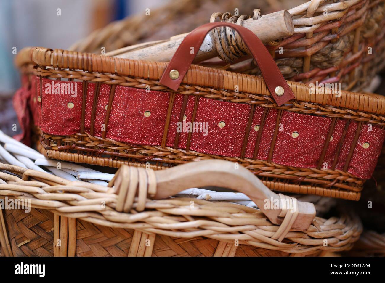 Horizontaler Hintergrund mit einem Platz für einen Text, geeignete Anlass Karte Vorlage. Textur von abgenutzten Weidenkorb aus Zweigen Stockfoto