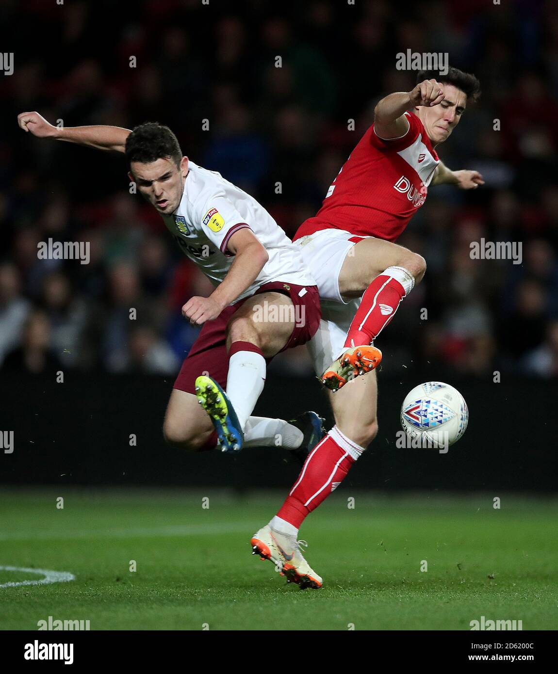 John McGinn von Aston Villa (links) und Callum O'Dowda von Bristol City Kampf um den Ball Stockfoto