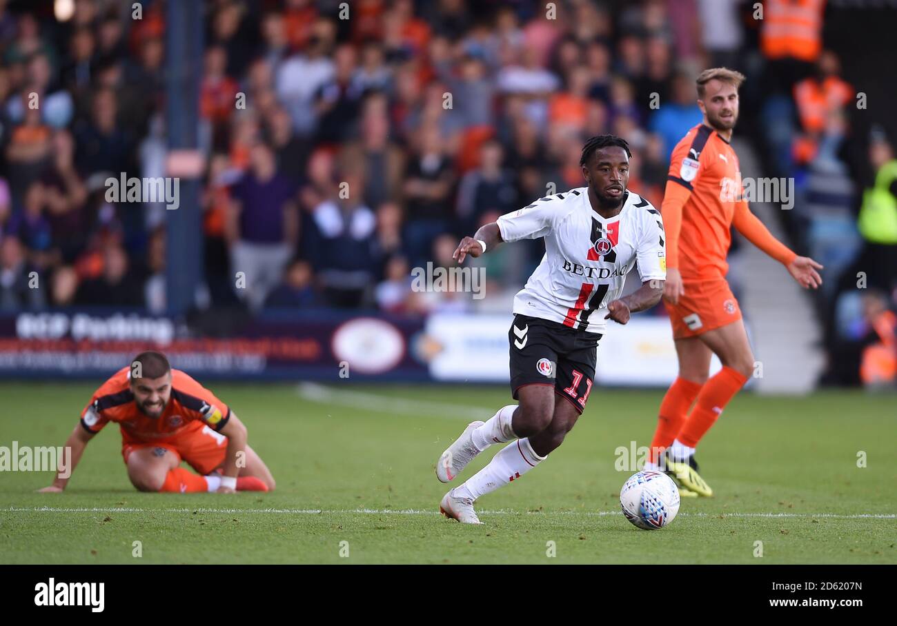 Charlton Athletic's Tariqe Fosu kommt zwischen Elliot Lee von Luton Town (Links) und Andrew Shinnie Stockfoto