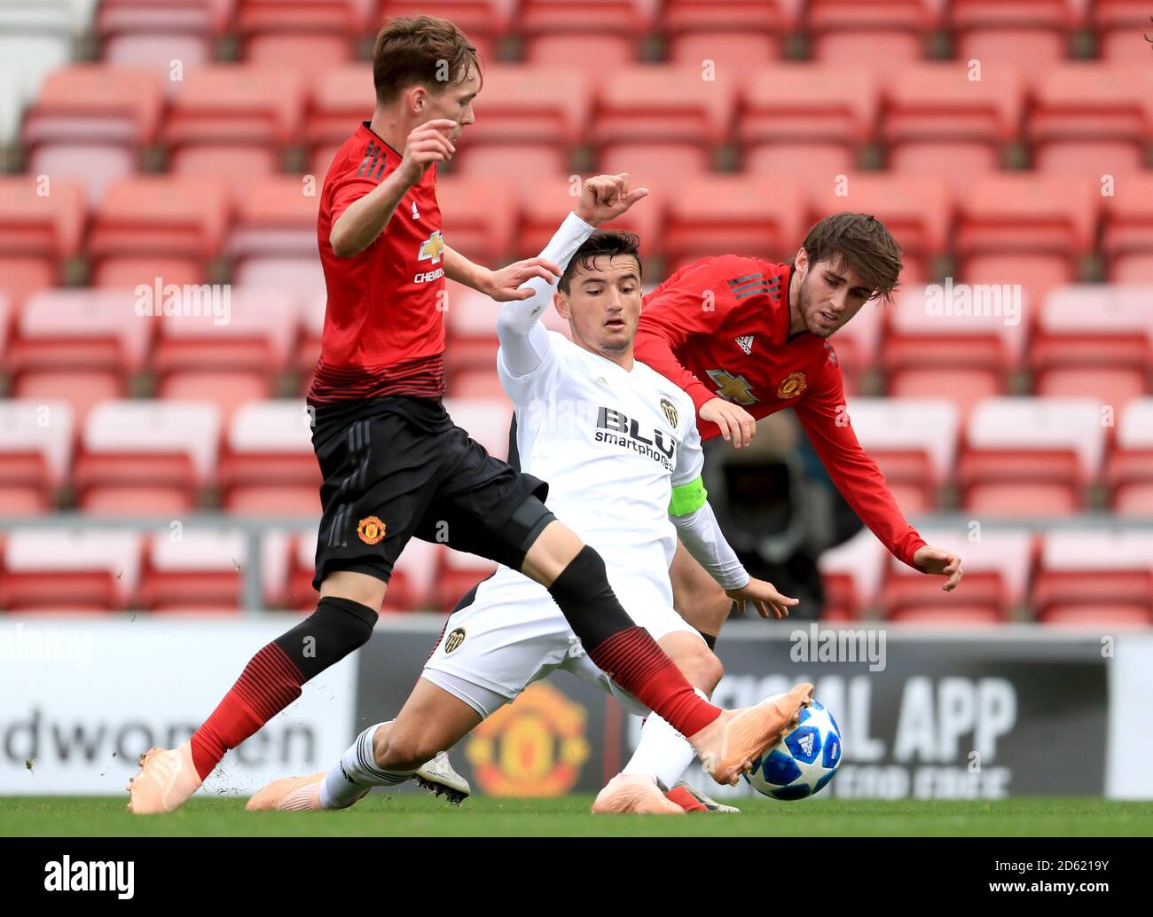 Der Valencianische Hugo Guillamon (Mitte) kämpft mit Manchester um den Ball United's Aidan Barlow (rechts) und James Garner Stockfoto