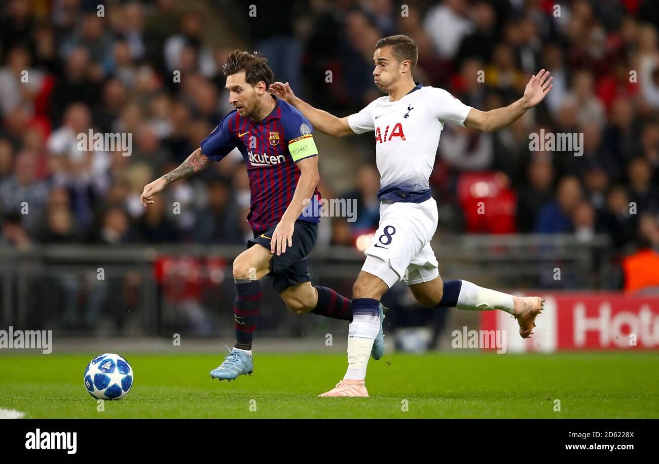 Barcelonas Lionel Messi (links) und Tottenham Hotspur's Harry Winks Kampf Für den Ball Stockfoto