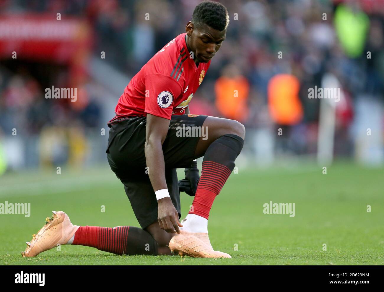 Paul Pogba von Manchester United passt seine Fußballschuhe während der an  Übereinstimmung Stockfotografie - Alamy