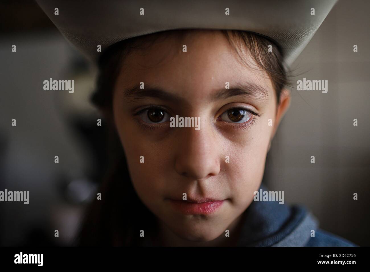 Porträt der 10-jährigen Cristina Burboa, die am 9. Oktober 2020 in der mexikanischen Stadt Fronteras einen Cowboyhut in der Küche ihrer Großmutter Domitila Burbua trägt. Fronteras, Sonora. Cowgirl, Gesicht, Look, Jeans im Sound. (Foto von Luis Gutierrez / Norte Photo) Retrato de la niña Cristina Burboa de 10 años que viste de sombrero vaquero en la cocina de su abuela Domitila Burbua el 9 octubre 2020 en el Pueblo de Fronteras, Mexiko. Fronteras, Sonora. Vaquera, rostro, mirada, vaqueros en sonora. (Foto Von Luis Gutierrez/Norte Photo) Stockfoto