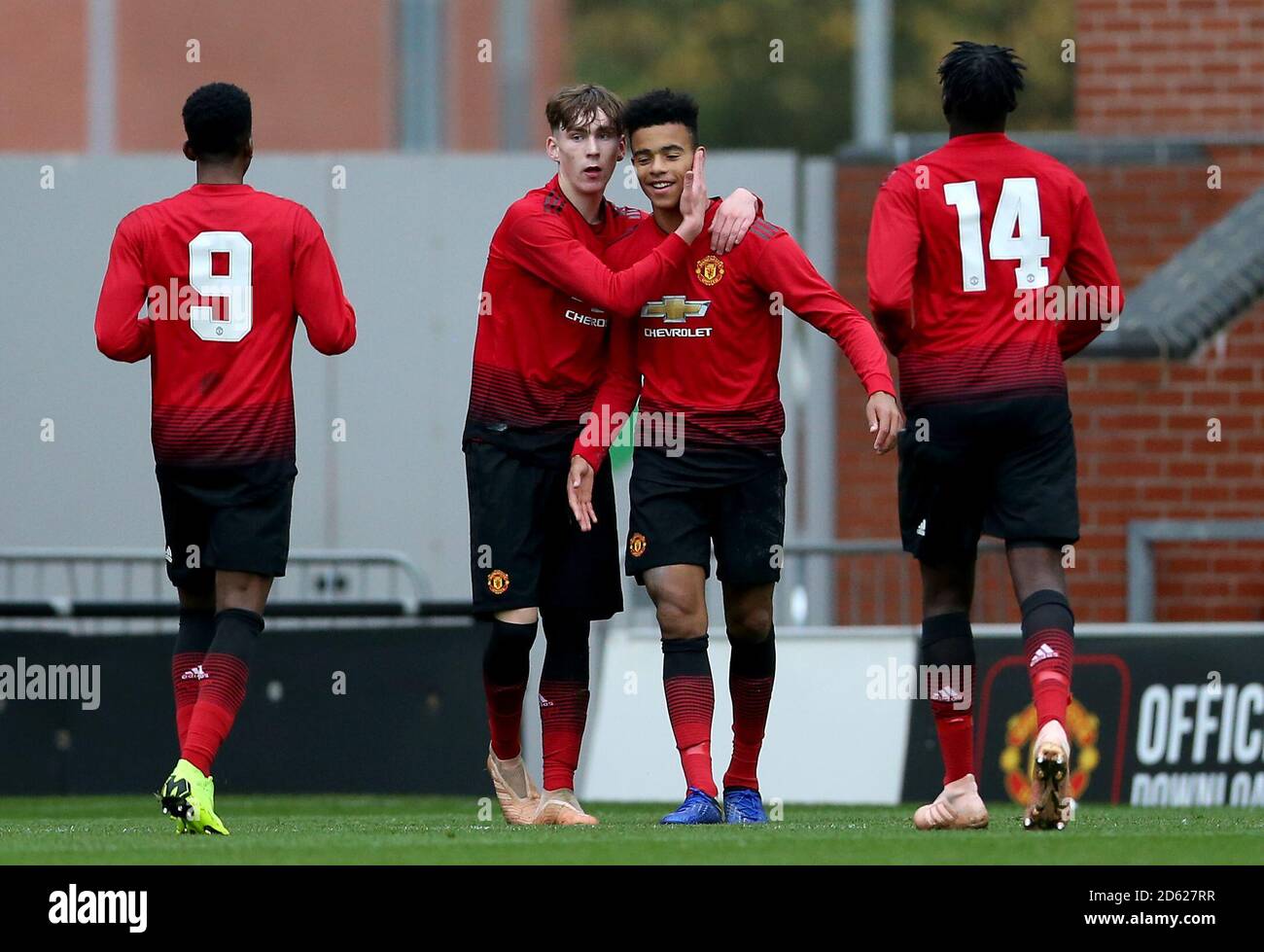 Manchester United's Mason Greenwood (Mitte rechts) Feiert Scoring seiner Seite das zweite Tor des Spiels mit Teamkollege James Garner von Manchester United (Mitte links) Stockfoto