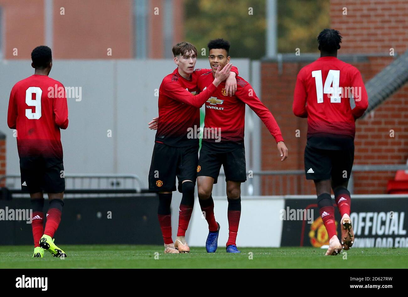 Manchester United's Mason Greenwood (Mitte rechts) Feiert Scoring seiner Seite das zweite Tor des Spiels mit Teamkollege James Garner von Manchester United (Mitte links) Stockfoto