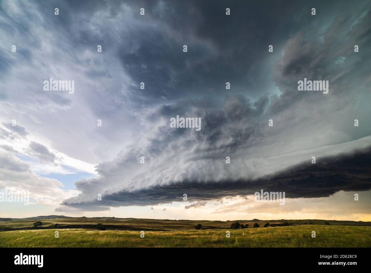 Die nördlichen Ebenen spiegeln sich mit bedrohlichen Sturmwolken während eines Unwetterausbruchs in der Nähe von Broadus, Montana, USA, wider Stockfoto