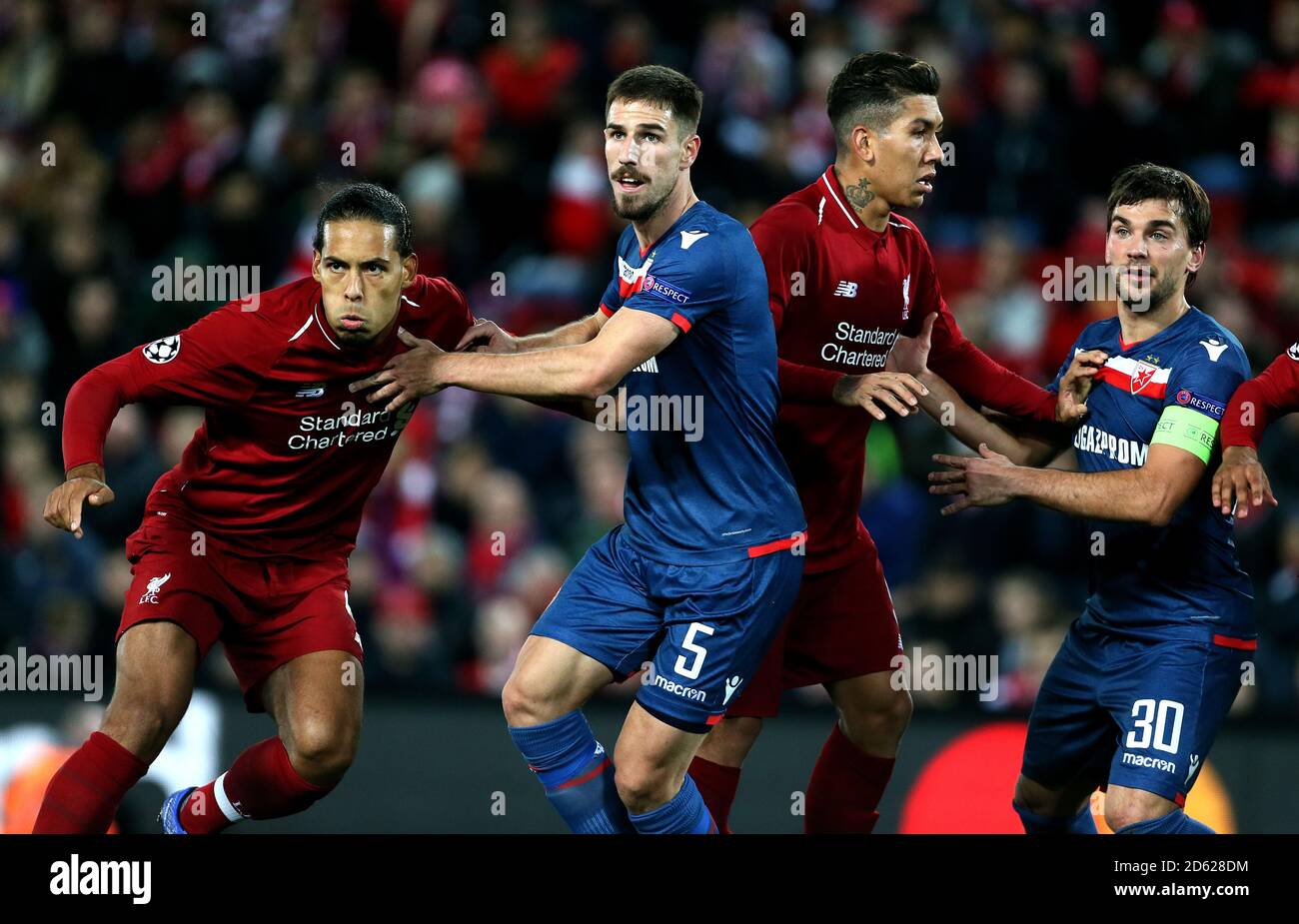 Liverpools Virgil van Dijk (links), Milos Degenek (zweite links), Roberto Firmino (zweite rechts) und Filip Stojkovic (Red Star Belgrade) in Aktion Stockfoto