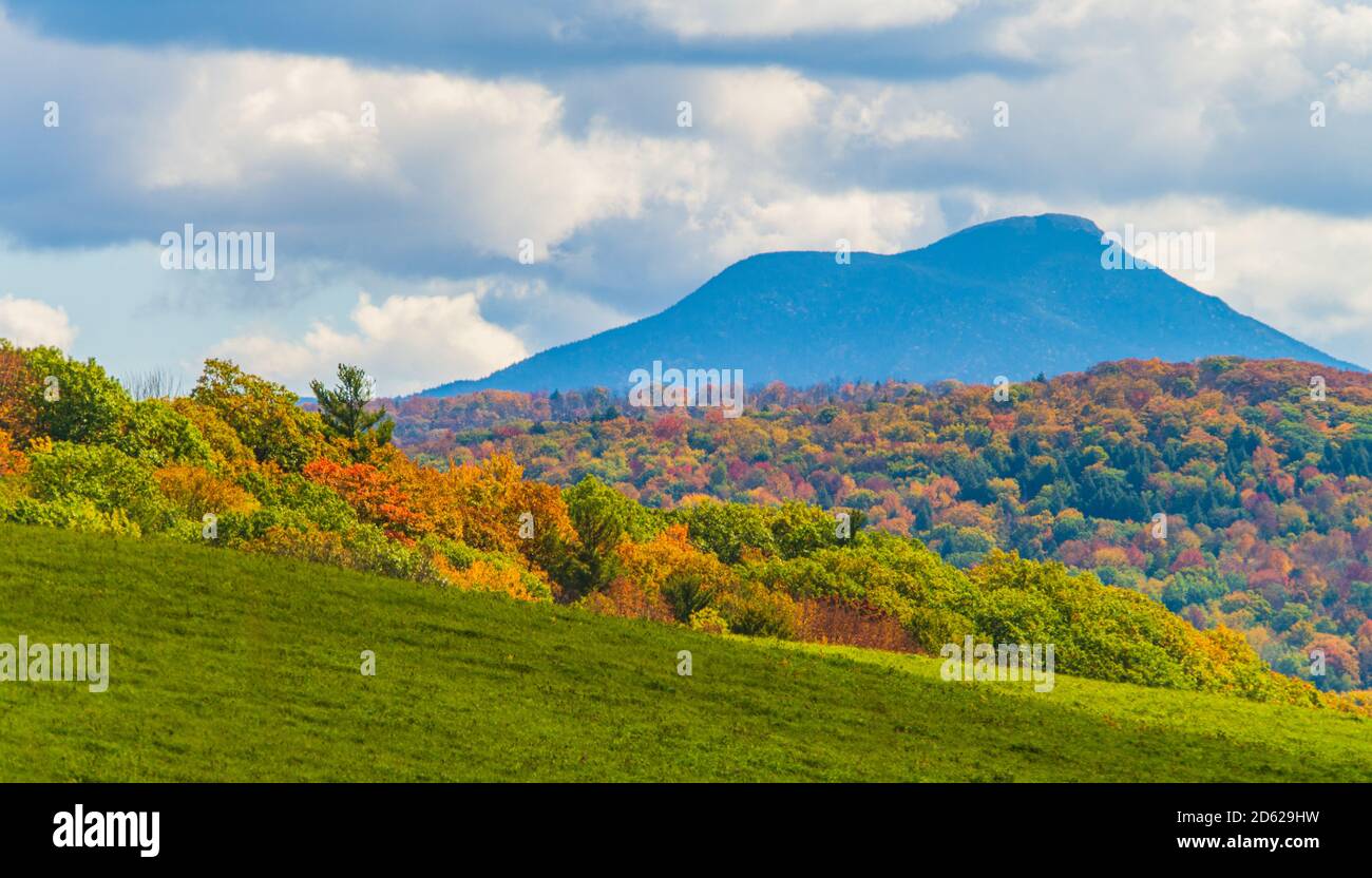 Ansicht der Kamele Höcker Berg in Herbstlaubjahreszeit, in Vermont. Stockfoto