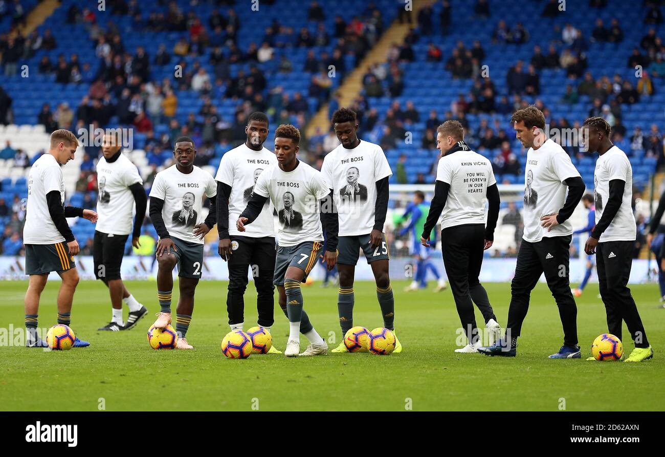 Die Leicester City Spieler wärmen sich in einem T-Shirt auf Zu Ehren von Vichai Srivaddhanaprabha Stockfoto