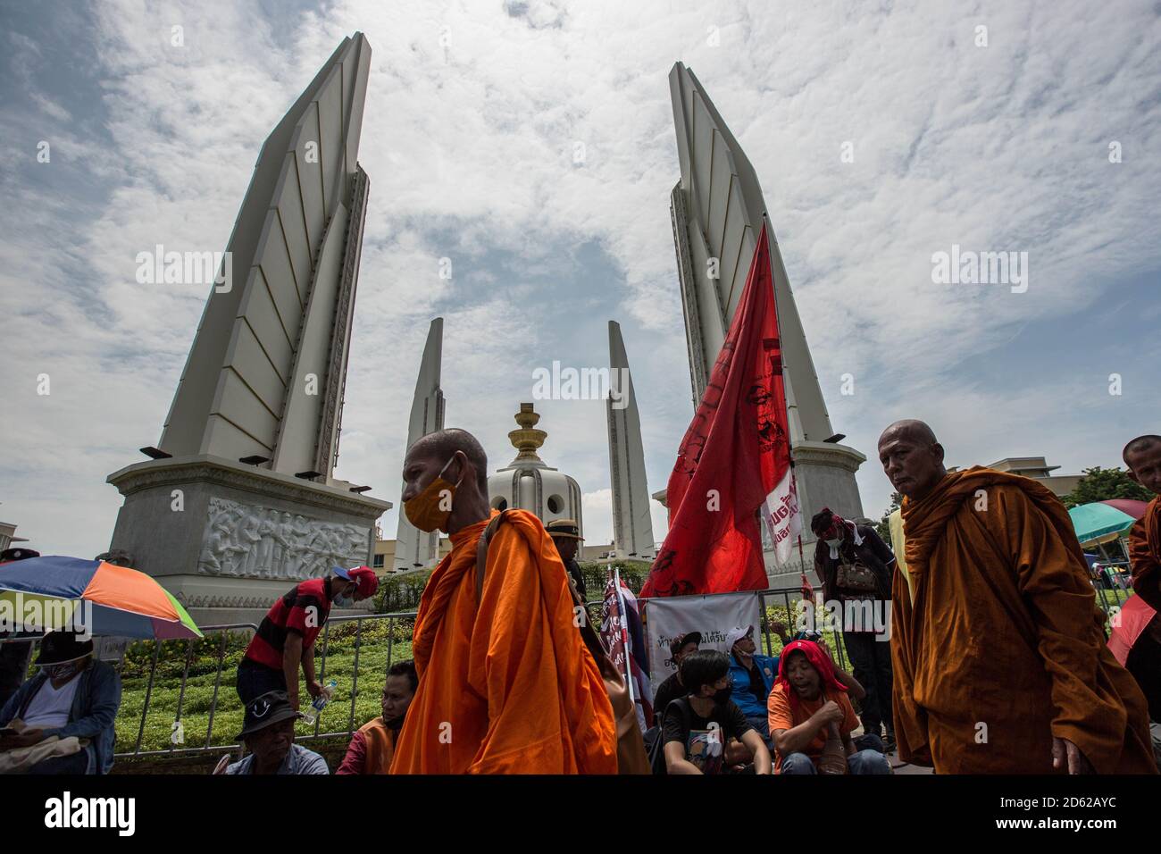 Bangkok, Thailand. Oktober 2020. Thailändische Mönche sahen während einer Anti-Regierung-Demonstration in der Nähe des Demokratiedenkmals spazieren. Tausende von Demokratieprotesten gingen vom Demokratiedenkmal bis zum Regierungshaus auf die Straße und forderten den Rücktritt des thailändischen Premierministers Prayut Chan-o-cha am 47. Jahrestag der Studentenaufstandsrevolution von 1973, die die vom Militär unterstützte Regierung stürzte. Kredit: SOPA Images Limited/Alamy Live Nachrichten Stockfoto