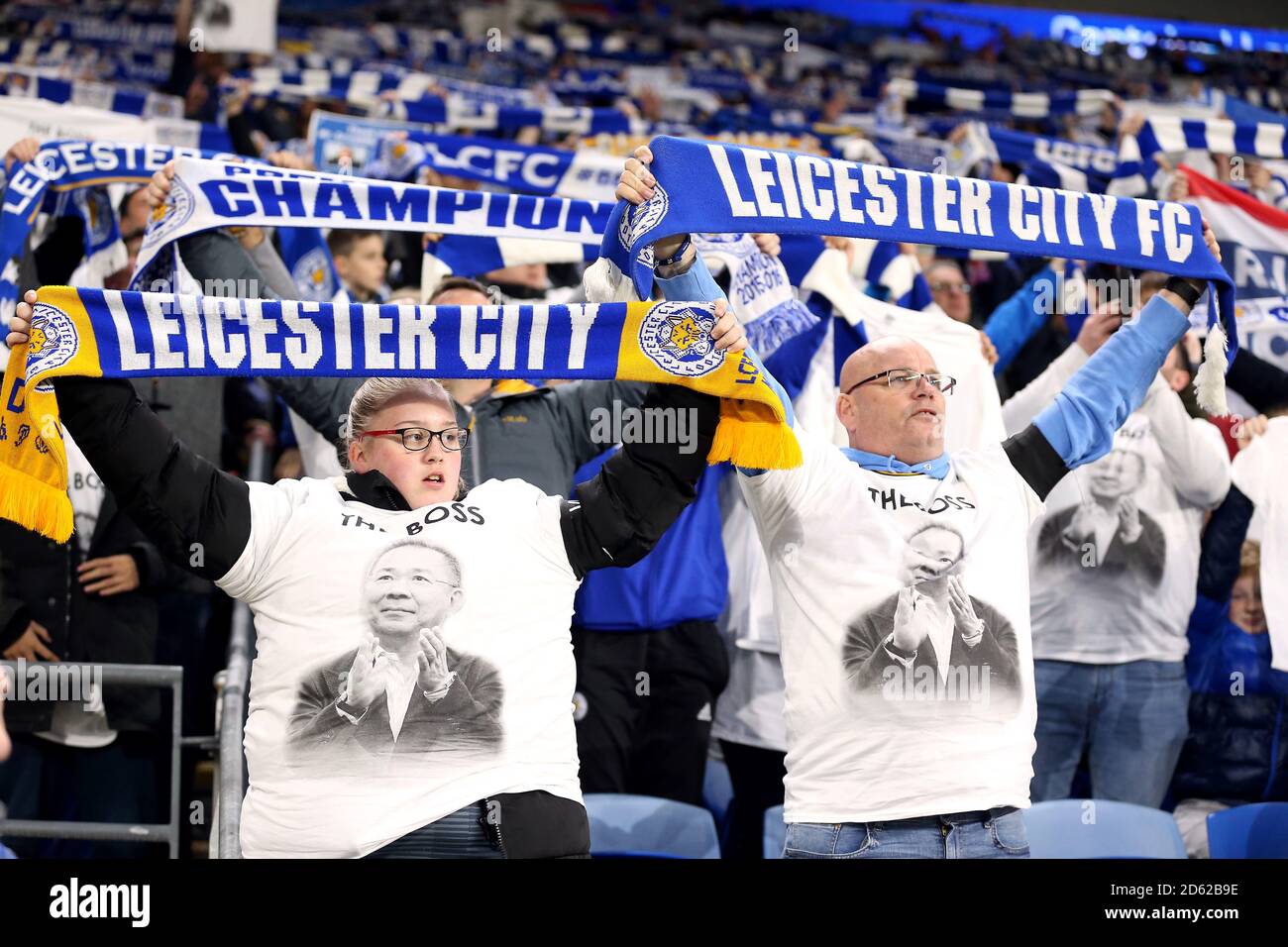 Die Leicester City Fans zollen den Opfern von Tribut Der Leicester City Hubschrauberabsturz, der Vichai Srivaddhanaprabha einschloss Stockfoto