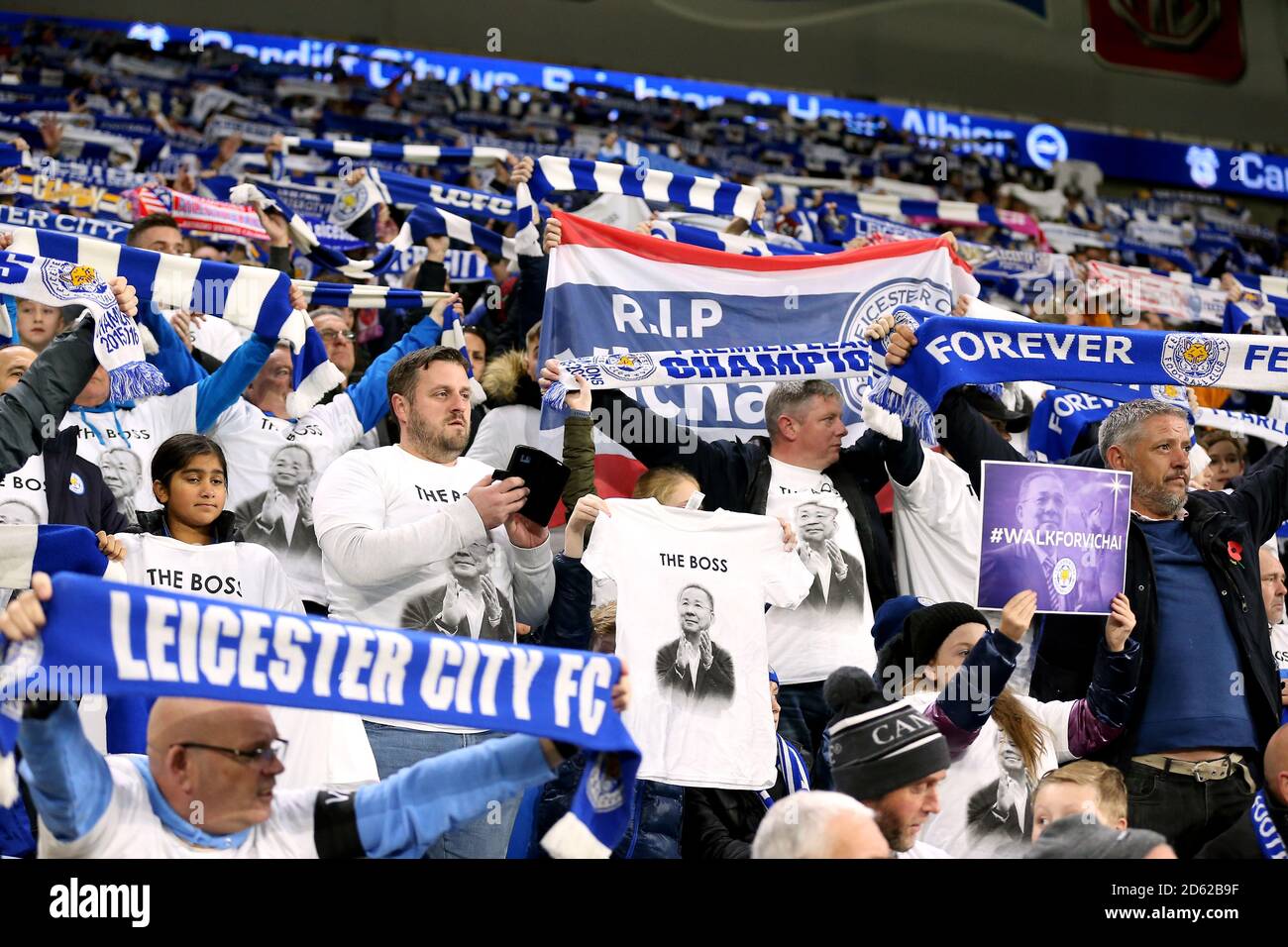 Die Leicester City Fans zollen den Opfern von Tribut Der Leicester City Hubschrauberabsturz, der Vichai Srivaddhanaprabha einschloss Stockfoto