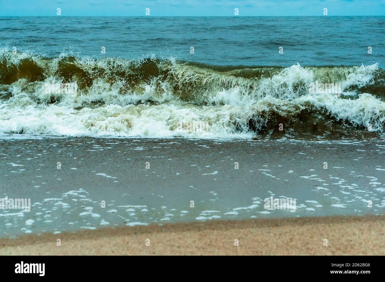 Sturmwellen auf dem Meer, Wellen und Wind an der Küste, Sommerseeseküste Stockfoto