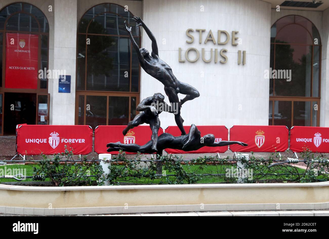 Eine allgemeine Ansicht der Skulptur Les sportifs von Der niederländische Künstler Kees Verkade vor dem Stade Louis II Stadium Vor dem Spiel zwischen AS Monaco und Club Brügge Stockfoto