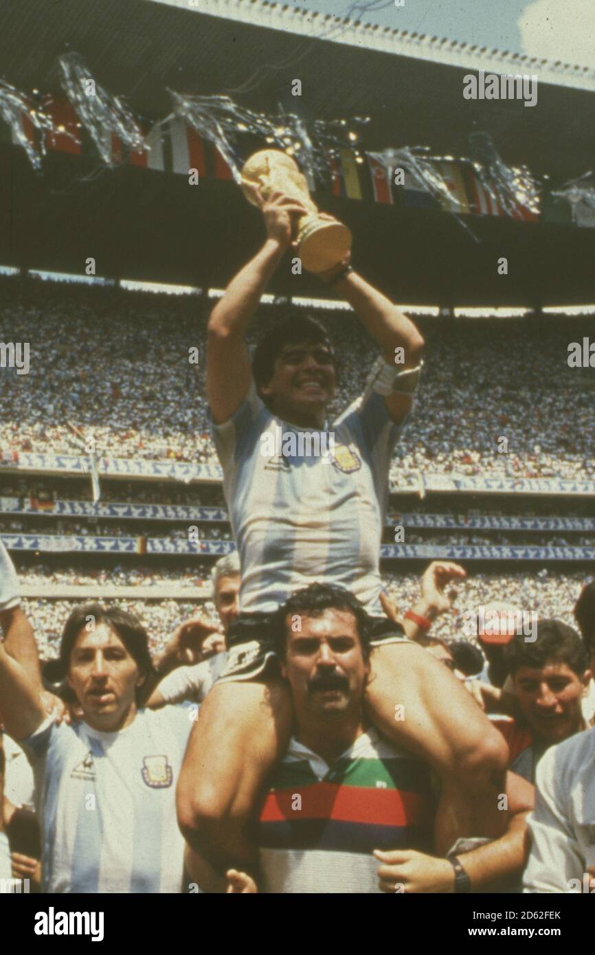 Argentinien Kapitän Diego Maradona hält die WM-Trophäe hoch. Stockfoto