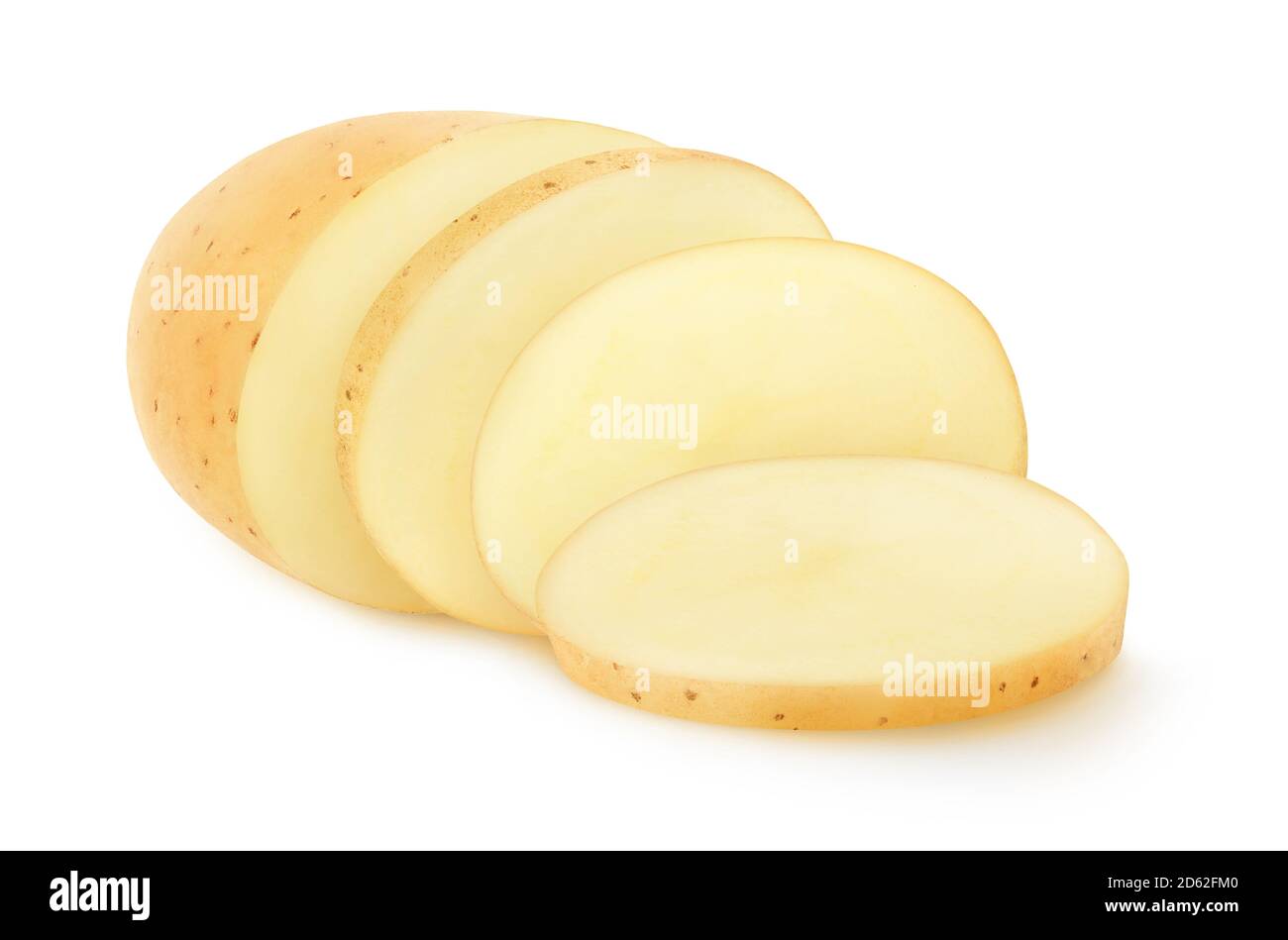 Scheiben der gewaschenen rohen Kartoffel in einer Reihe isoliert auf Weißer Hintergrund Stockfoto