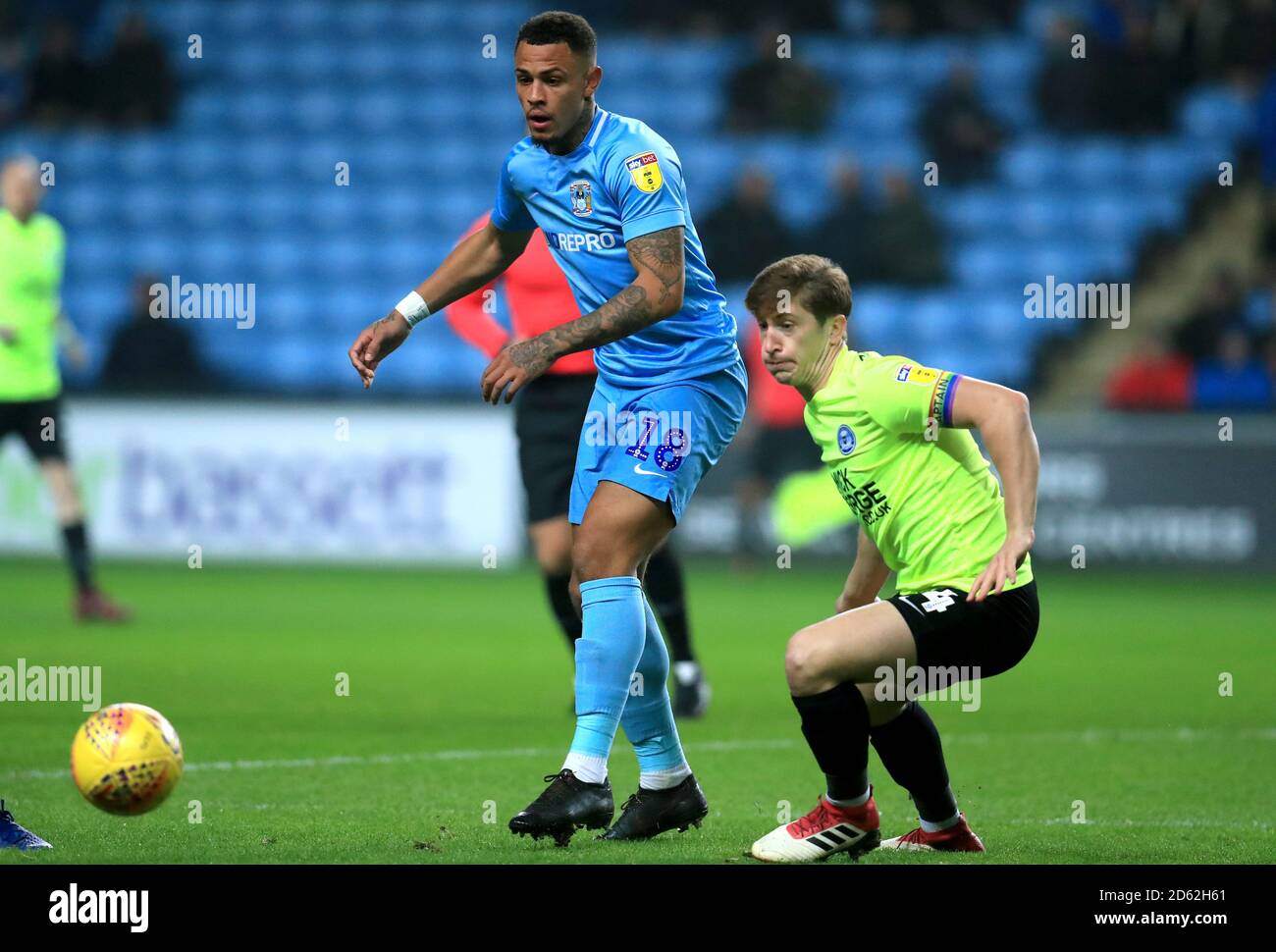 Jonson Clarke-Harris von Coventry City (links) und Alex Woodyard von Peterborough United Kampf um den Ball Stockfoto