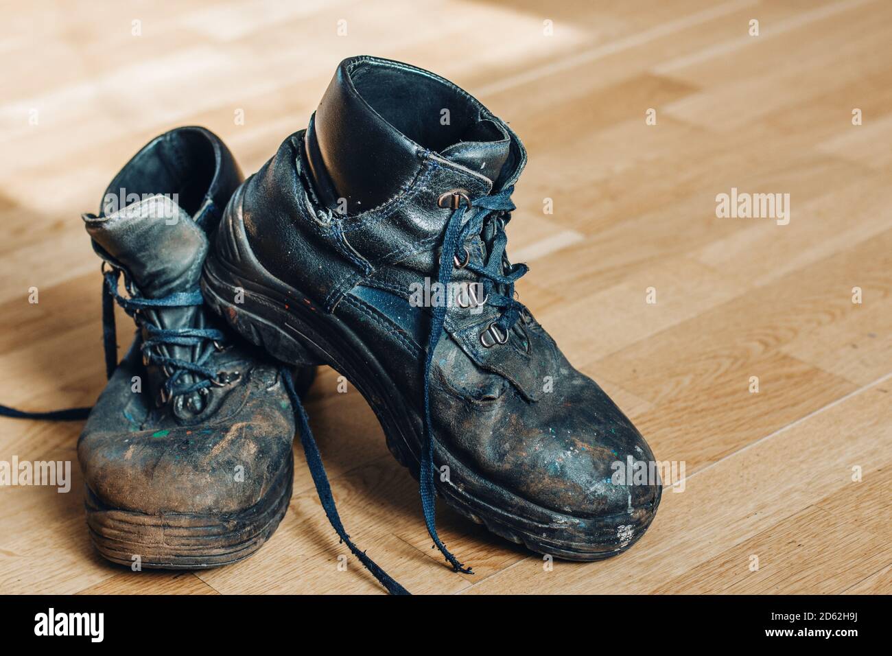 Alte abgenutzte Arbeitsschuhe. Schuhe, die repariert oder ersetzt werden  müssen Stockfotografie - Alamy