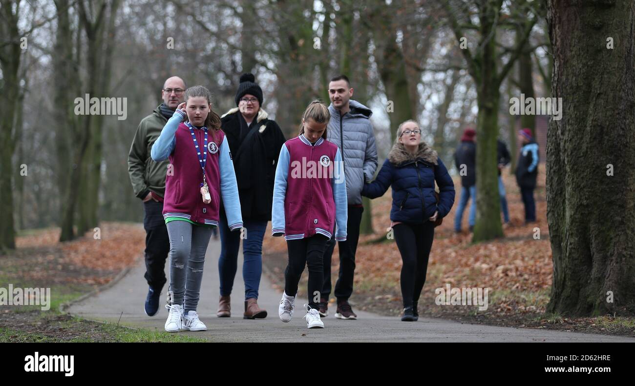 Unterstützer machen sich auf den Weg zum Spiel zwischen Aston Villa Und Birmingham City Stockfoto