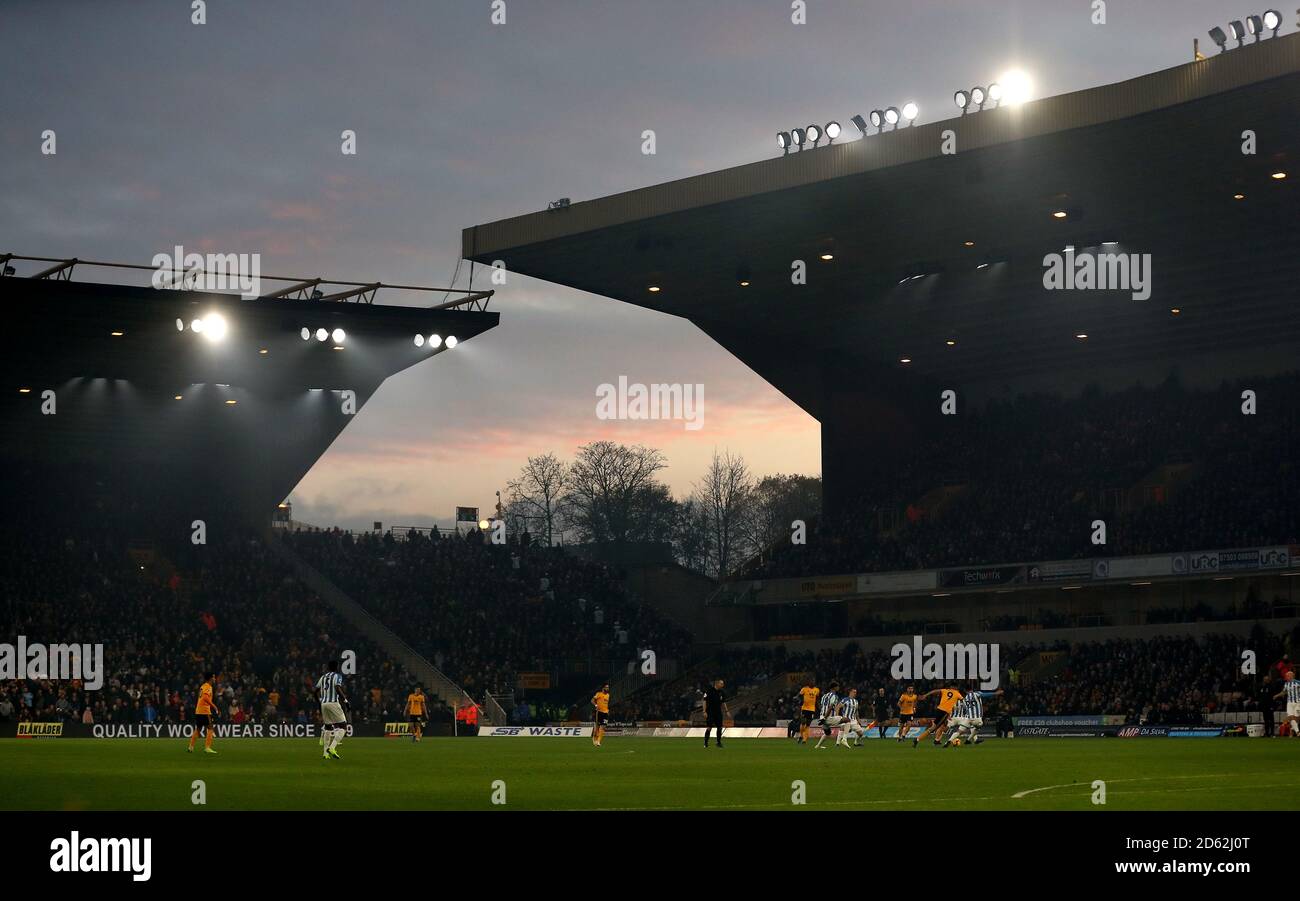 Sonnenuntergang über dem Wolverhampton Wanderers gegen Huddersfield Town Spiel bei Das Molineux Stadion Stockfoto