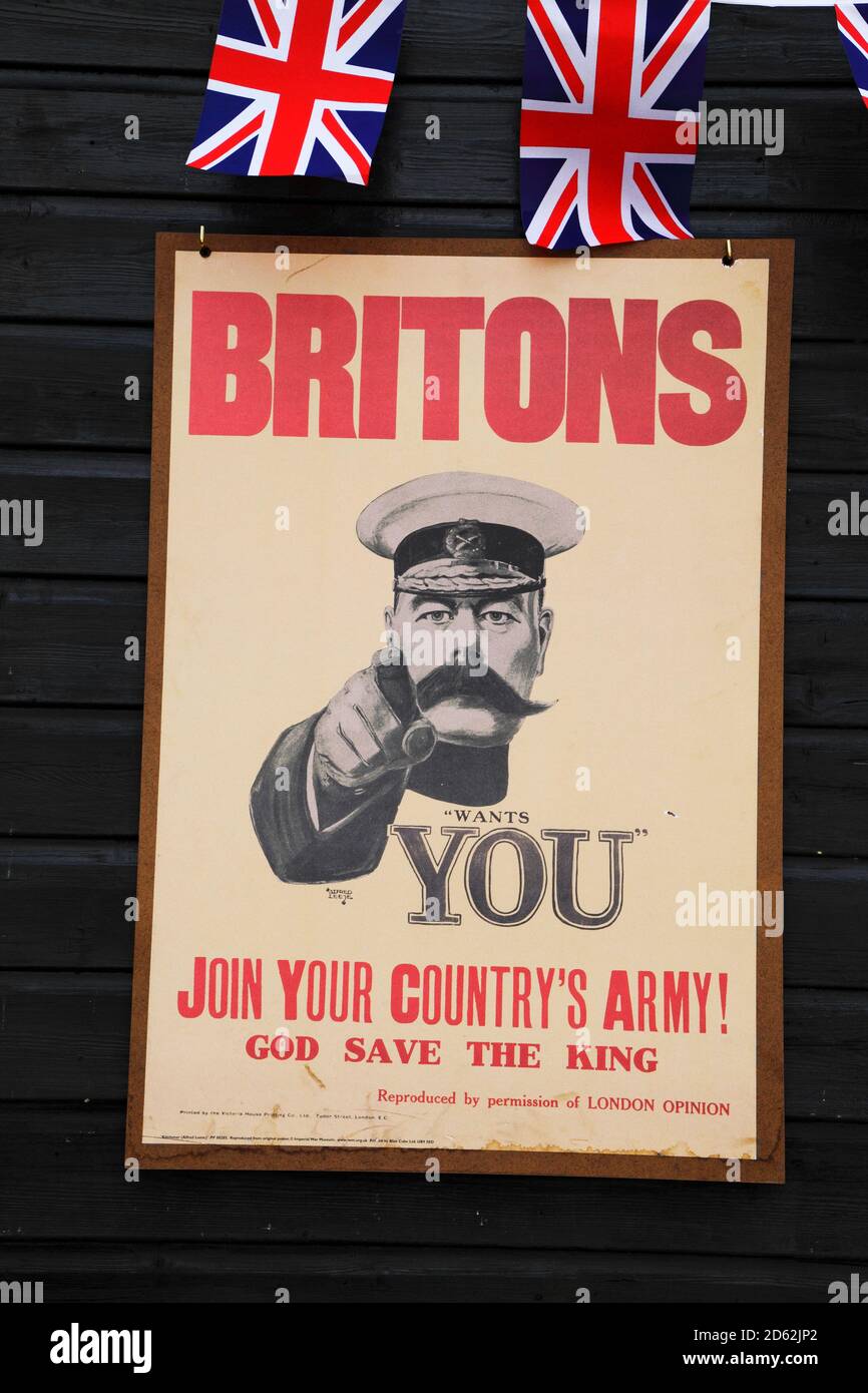 Plakat zur Rekrutierung im 1. Weltkrieg bei einer Nachstellung im Ersten Weltkrieg, England, Großbritannien, GB Stockfoto